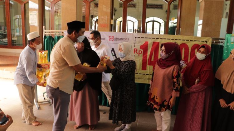 Sinar Mas Land melalui Yayasan Muslim Sinar Mas Land (YMSML) bersama Sinar Mas Agribusiness and Food dan Forum Masjid Mushola BSD (FMMB) menggelar operasi pasar,  Senin (14/3/2022) di Masjid Al Muhajirin Ciater, BSD City, Tangerang Selatan. Foto: IST