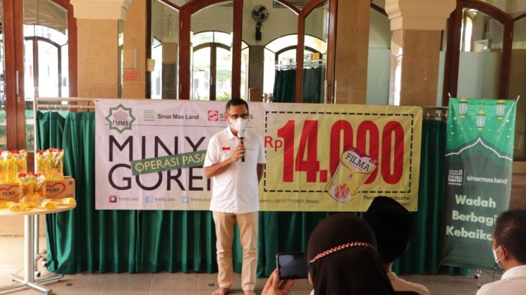 Ketua Dewan Pembina Yayasan Muslim Sinar Mas Land, Saleh Husin memberikan sambutan dalam operasi pasar di Masjid Al Muhajirin Ciater, BSD City, Tangerang Selatan, Senin (14/3/2022). Foto: IST