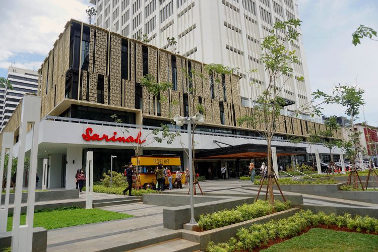 Suasana tampak depan pusat perbelanjaan Sarinah usai renovasi, di Jalan Thamrin, Jakarta, Senin (21/3/2022).  Foto: BeritaSatuPhoto/Joanito De Saojoao