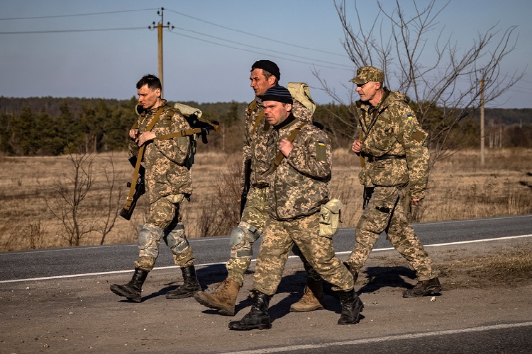 Anggota Pasukan Pertahanan Teritorial Ukraina berjalan di Zhytomyr, Ukraina utara, pada 23 Maret 2022. (FOTO: FADEL SENNA / AFP)