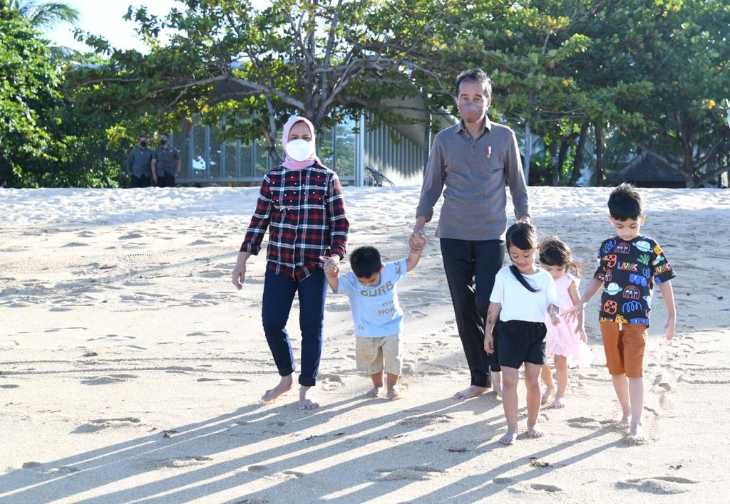 Presiden Jokowi dan Ibu Iriana, menemani para cucu 