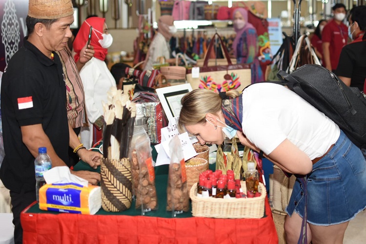 Kedatangan para delegasi untuk Y20 di Kota Balikpapan, Kalimantan Timur, langsung disambut dengan pengenalan budaya Kalimantan melalui pameran produk UMKM. (Foto: Beritasatu Photo/Fuad Iqbal Abdullah)