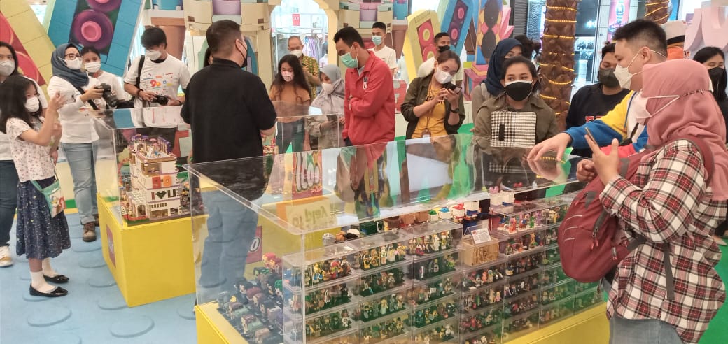 Pengunjung melihat koleksi Lego yang diletakkan di dalam kotak kaca dalam rangkaian acara merayakan 90 Tahun Lego, di Jakarta. ( Foto: Investor Daily )