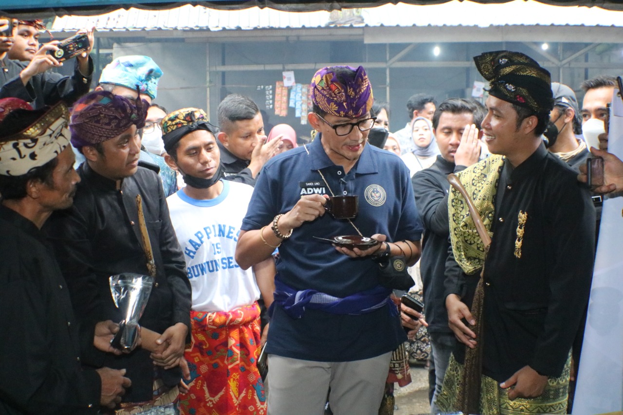 Menteri Parekraf Sandiaga Salahuddin Uno saat berkunjung ke Desa Wisata Buwun Sejati, Kabupaten Lombok Barat, NTB.