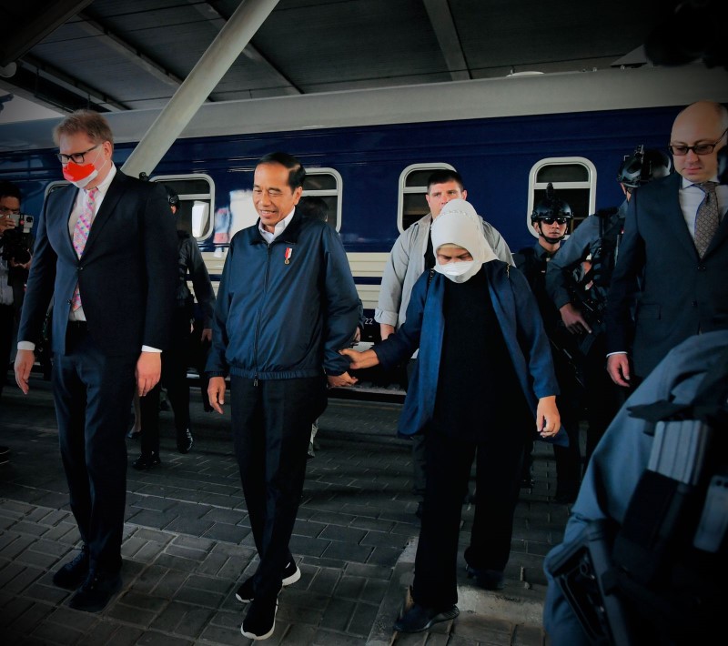 Presiden Joko Widodo (Jokowi) didampingi Ibu Iriana Joko Widodo, tiba di Kyiv, Ukraina setelah menempuh perjalanan kurang lebih 11 jam
Sumber: Istimewa