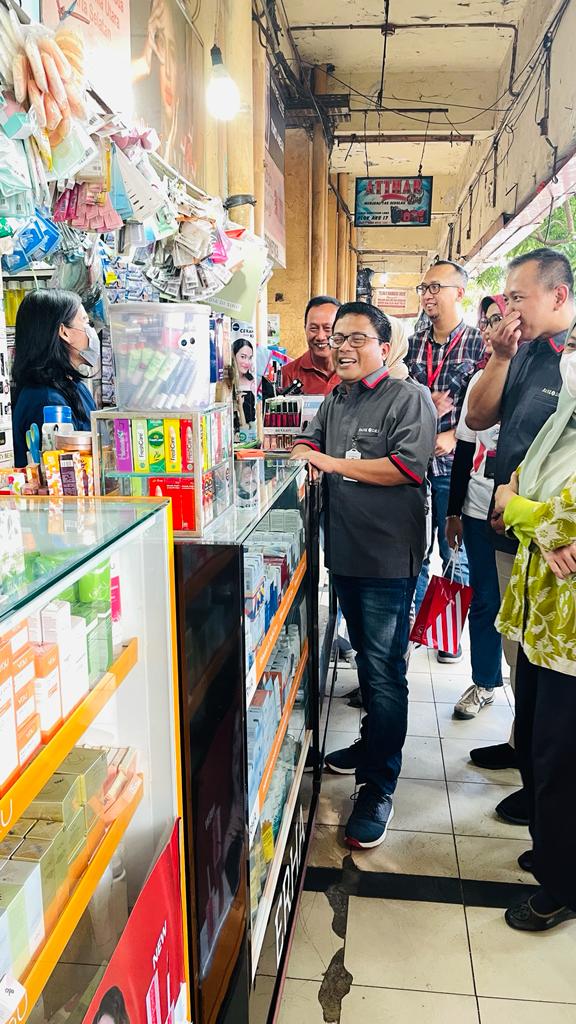 Direktur Ritel dan Syariah PT Bank DKI Babay Parid Wazdi (tengah) berbincang dengan pedagang di Pasar Kebayoran Lama, Sabtu (2/7/2022).