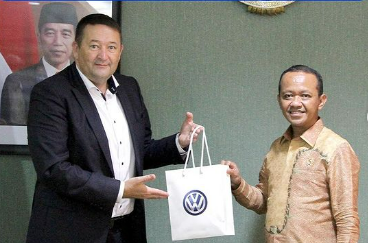 Menteri Investasi/Kepala BKPM Bahlil Lahadalia menggelar pertemuan dengan Chief Procurement Officer Volkswagen Jorg Teichmann di Kantor Kementerian Investasi/BKPM, Jakarta. Pertemuan dilakukan dalam rangka membahas pengembangan rencana investasi VW di Indonesia.