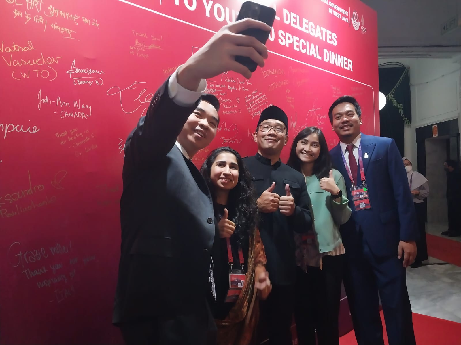 Gubernur Jawa Barat Ridwan Kamil berpose bersama para pemuda Delegasi Y20.