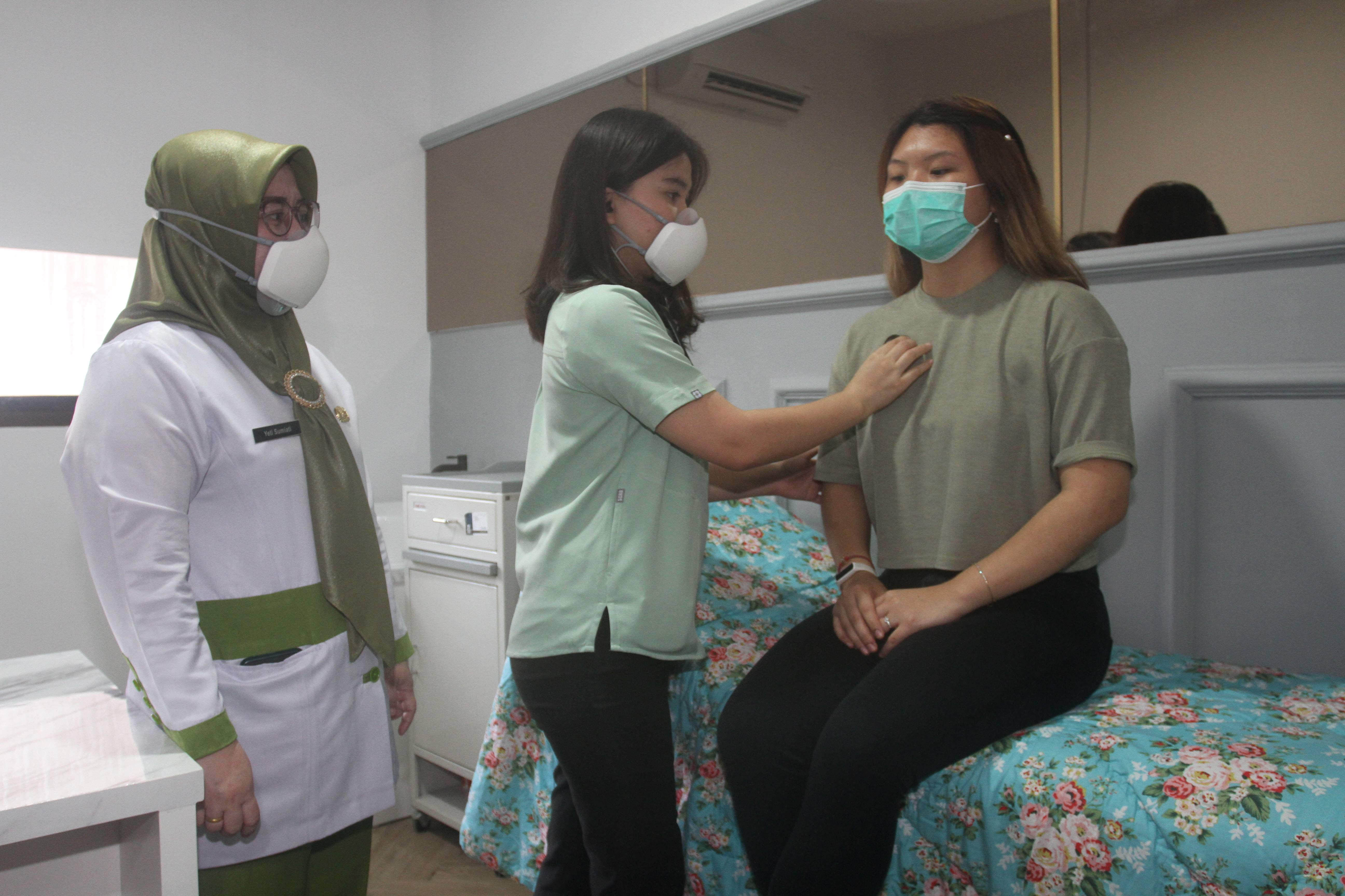 Tenaga kesehatan di RSUD Kabupaten Karawang memakai LG PuriCare Wearable Air Purifier. (Dok. LG)