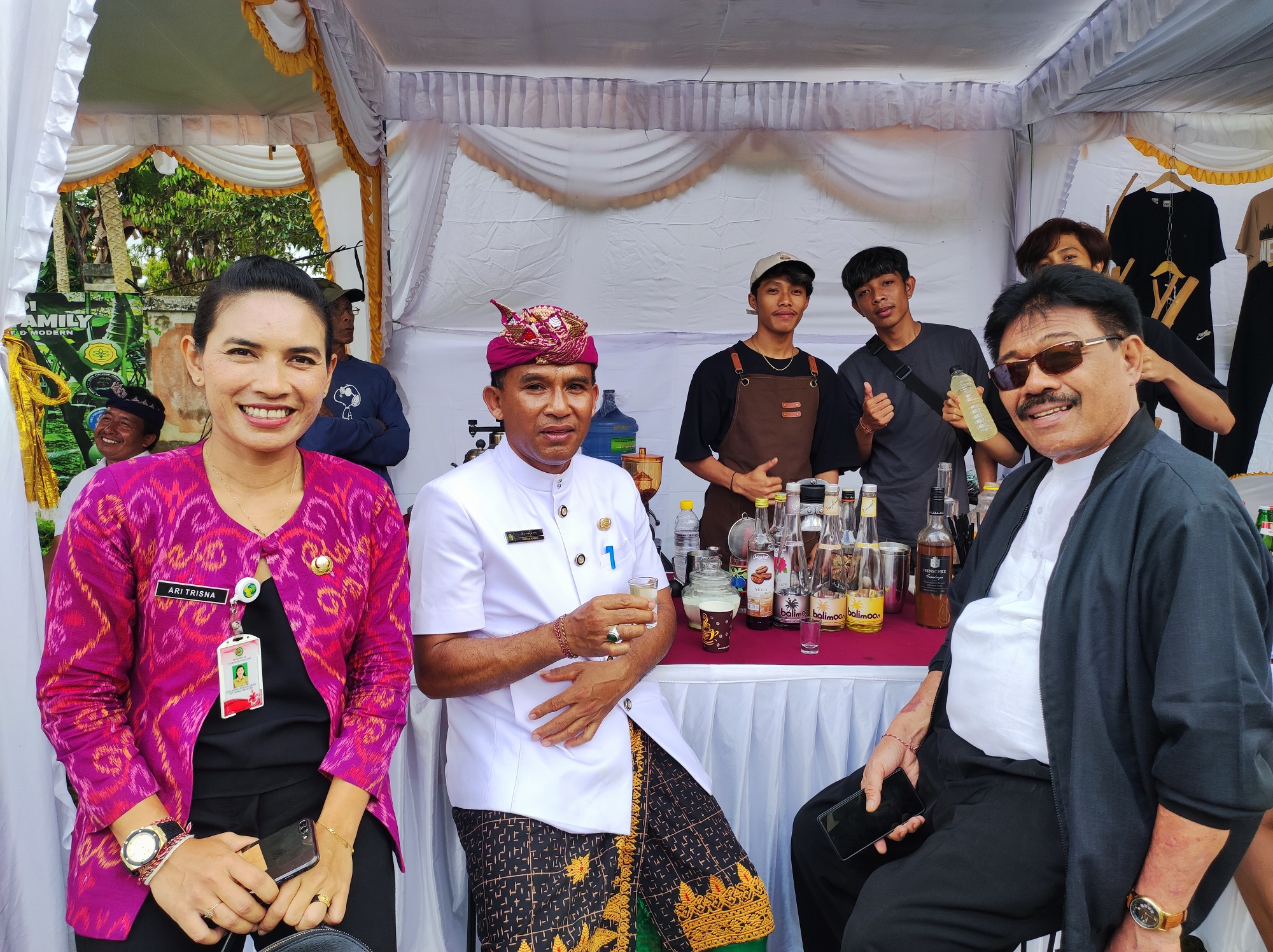 Camat Tegallalang Ari Trisna (kiri), Kepala Desa Taro I Wayan Marka (tengah), dan Asisten Ekonomi dan Pembangunan Setda Kabupaten Gianyar I Wayan Shadra, usai menikmati produk UMKM Desa Taro, GIanyar Bali, Rabu (10/8)