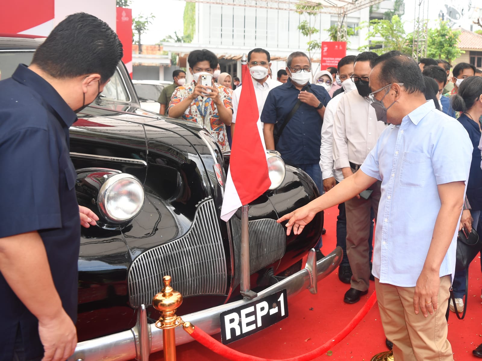 Menteri Sekretaris Negara Pratikno dan Menteri BUMN Erick Thohir  meninjau salah satu koleksi mobil Kepresidenan di Sarinah, Jakarta, Sabtu, 13 Agustus 2022.