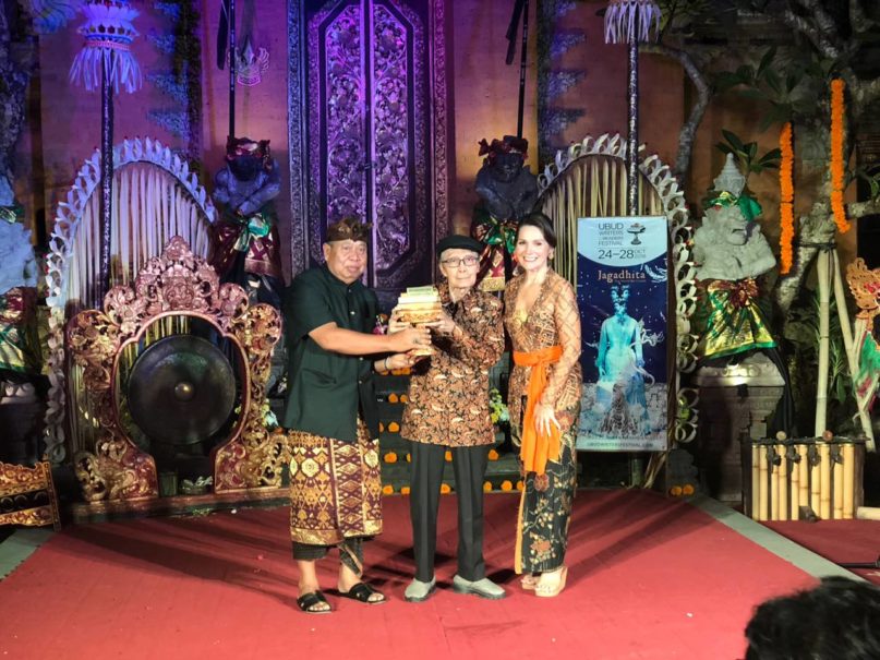 Sapardi Djoko Damono (tengah) menerima penghargaan prestasi seumur hidup pada pembukaan Ubud Writers & Readers Festival di Ubud Royal Palace, Bali, pada hari Rabu (24/10). (Foto JG / Lisa Siregar)